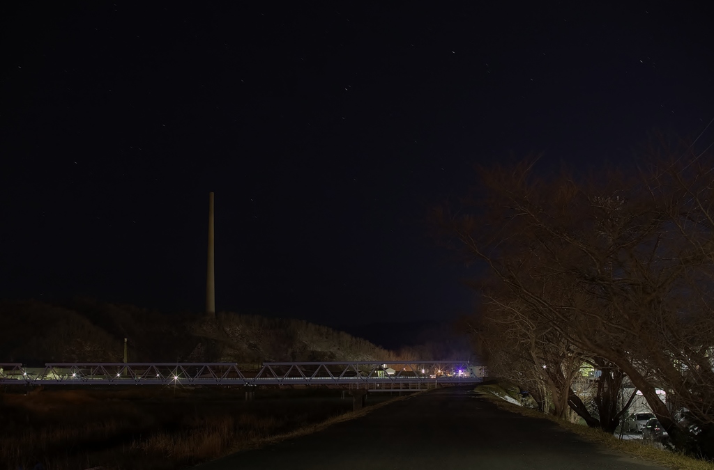 閉伊川土手にラサ煙突を