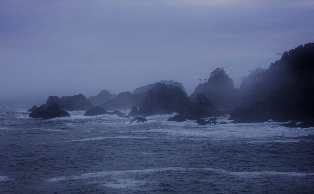 朝靄に並びし群集