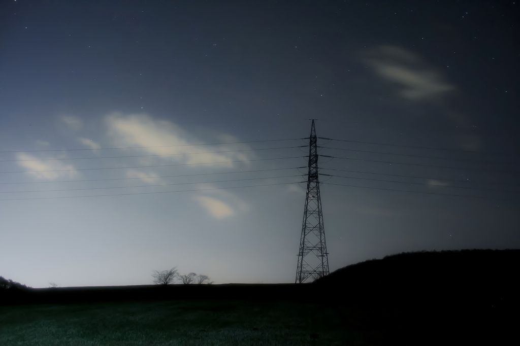平原に建つ鉄塔