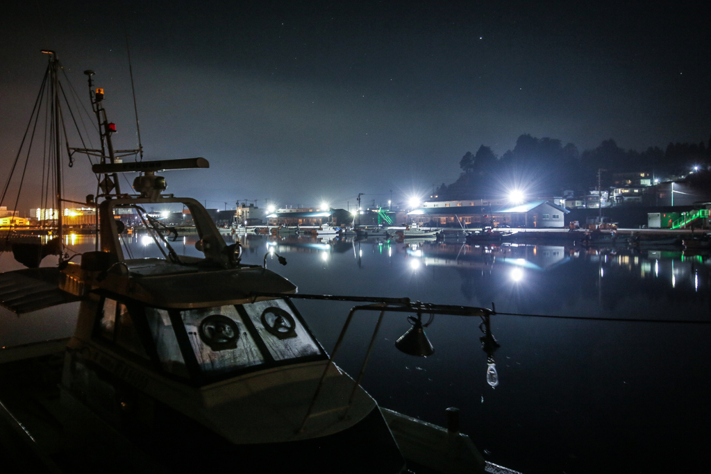 夜の漁港