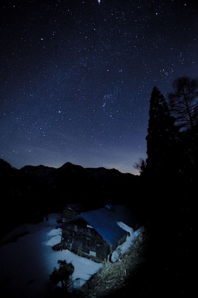 春を待つ山の家