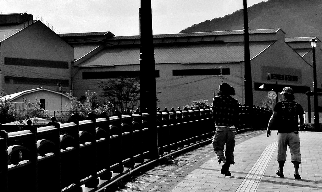 歩道を歩く二人連れ