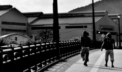 歩道を歩く二人連れ