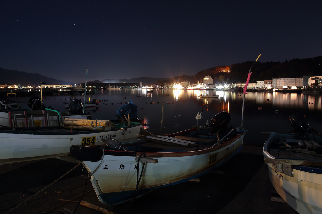 夜の漁港