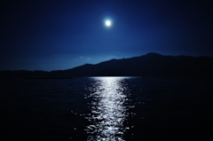 満月が照らす海