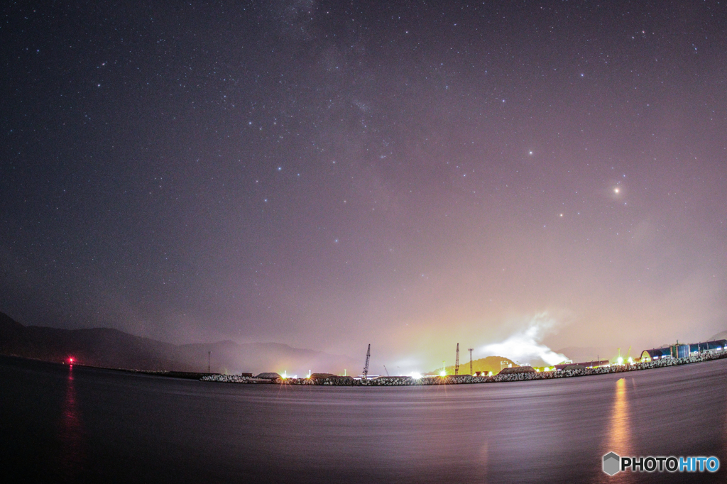 星空と工場と