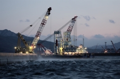 夕暮れ荒れる海