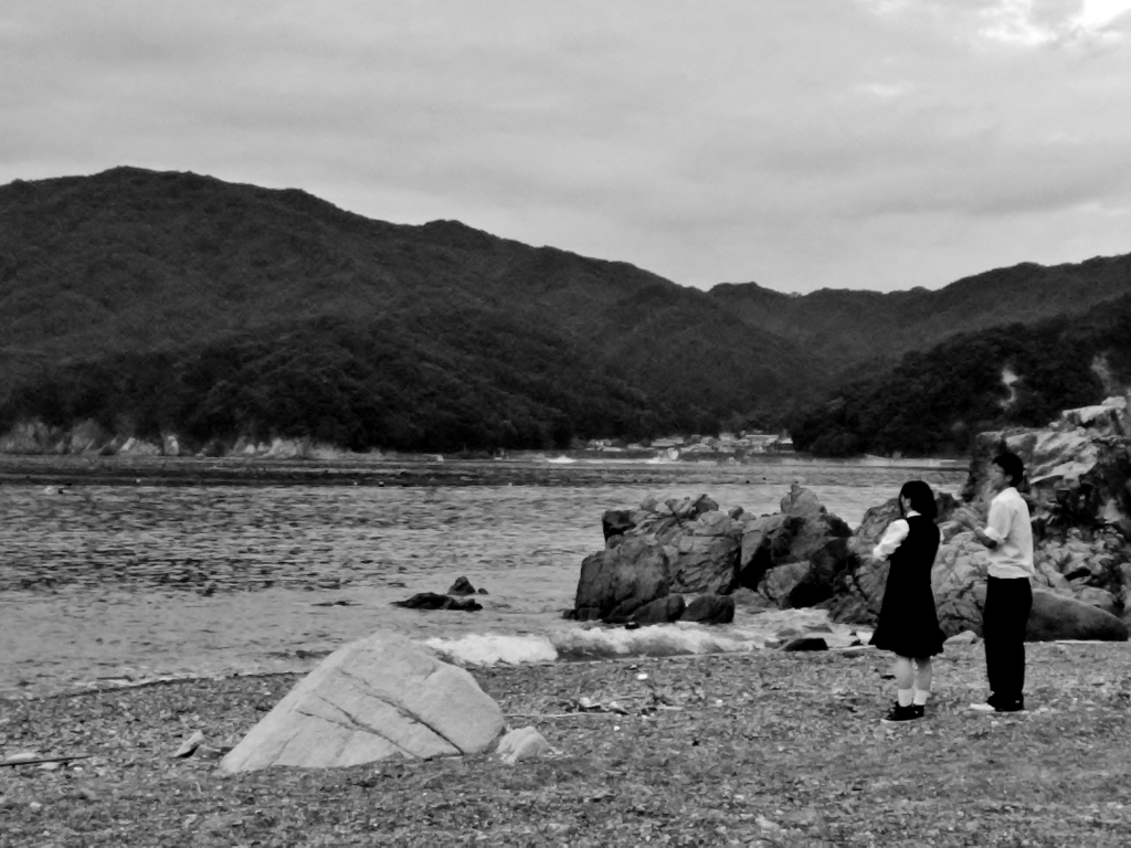 海辺に立つ高校生