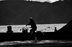 海を眺める男が一人