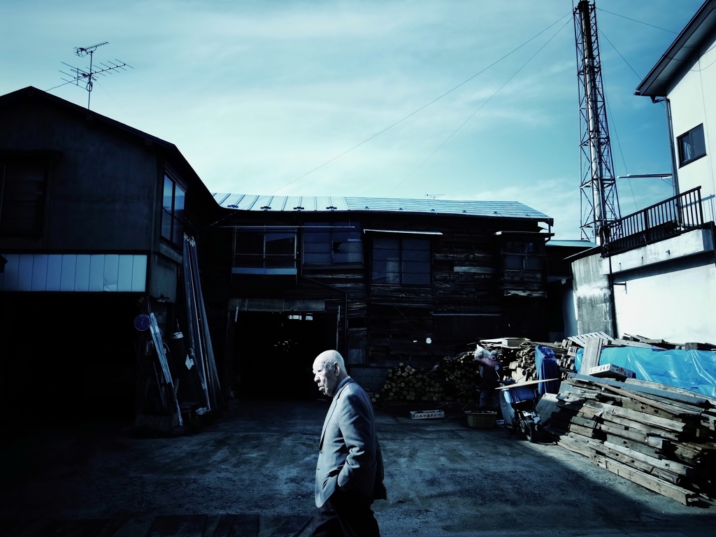 福島湯の釜場を通り過ぎるおじいやん