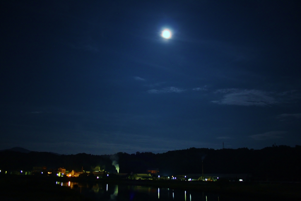 月夜とラサ工場