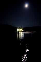 満月と船と光が映える海