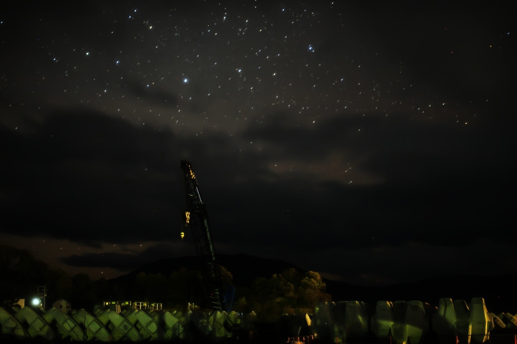 星空とクレーンとテトラポット