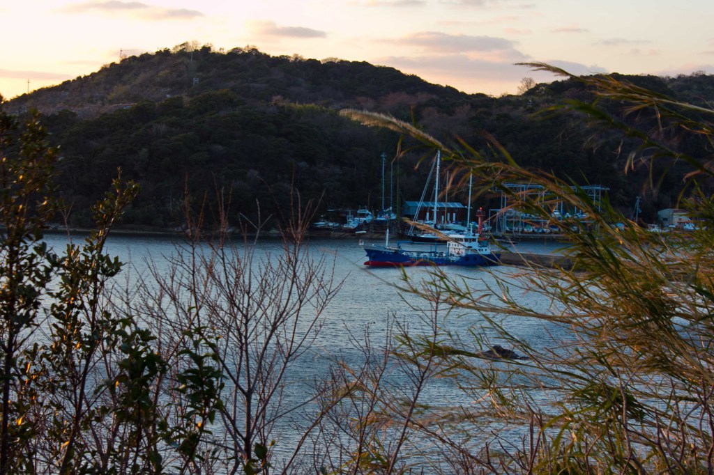 暮れゆく港