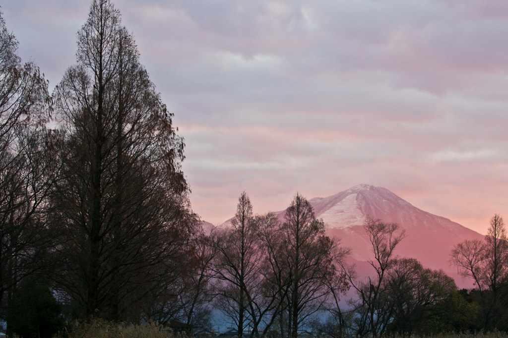 染まる山