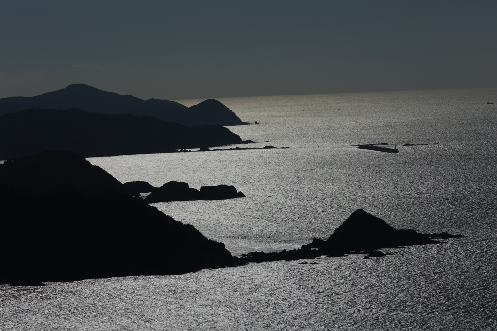 光る海