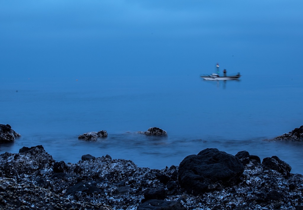 浮かぶ釣舟