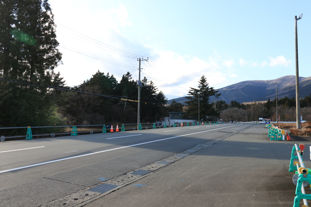 旧ゲート前の道
