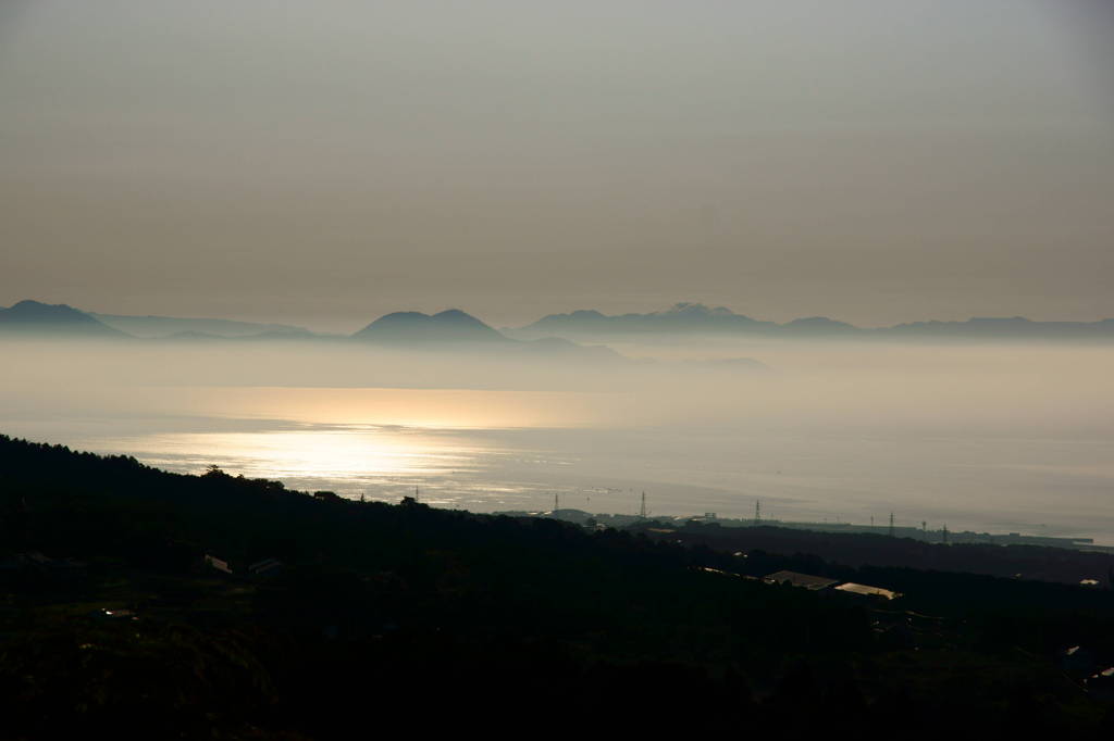 朝霧の島原湾
