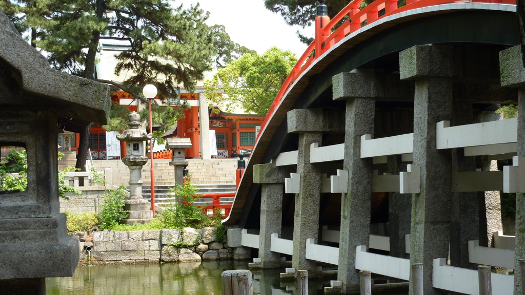 朱色の太鼓橋