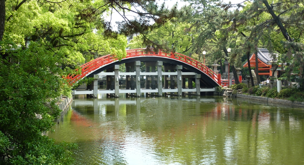 朱色の太鼓橋