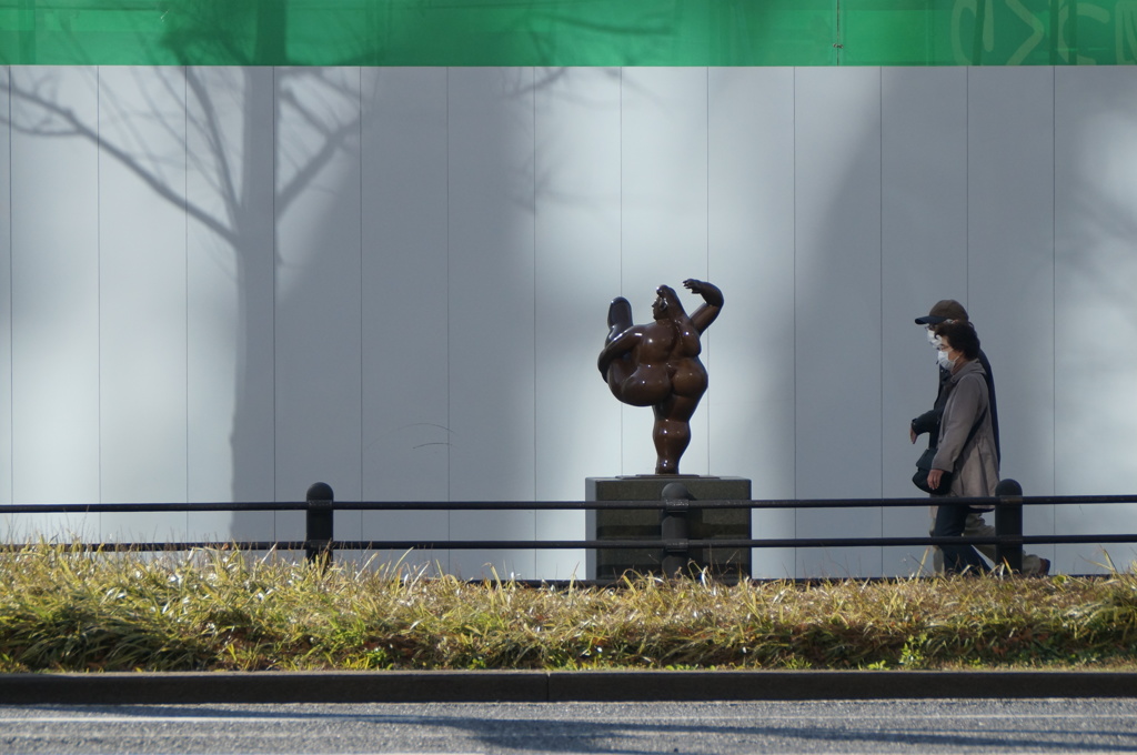 彫刻のある舗道