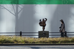 彫刻のある舗道