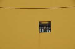 小さな窓のある黄色の壁