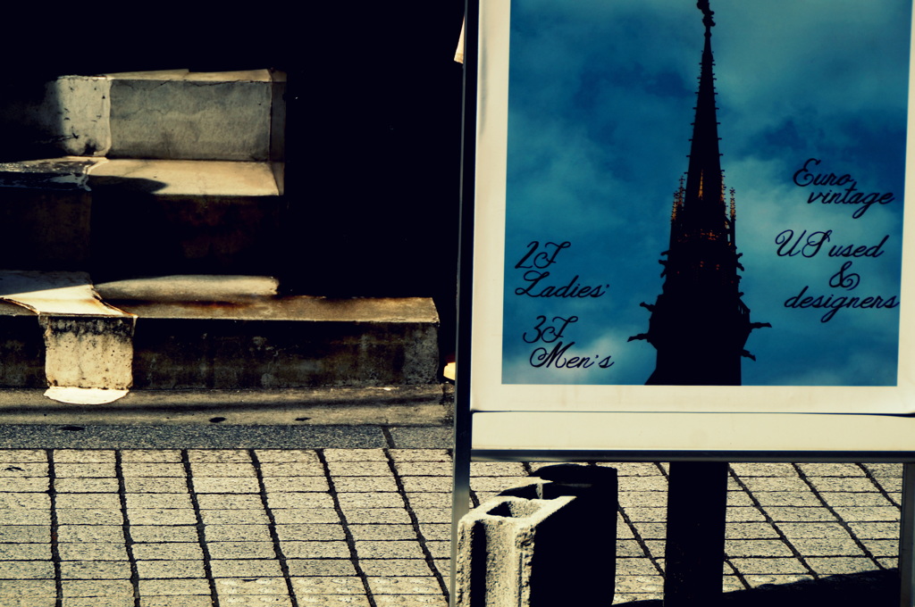 尖塔のある街角