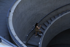 螺旋階段の女スパイ