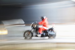 サンタがバイクでやって来る