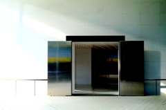 未来へ続くはずの扉