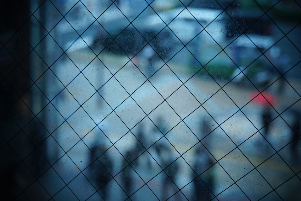窓の向こうは雨の街