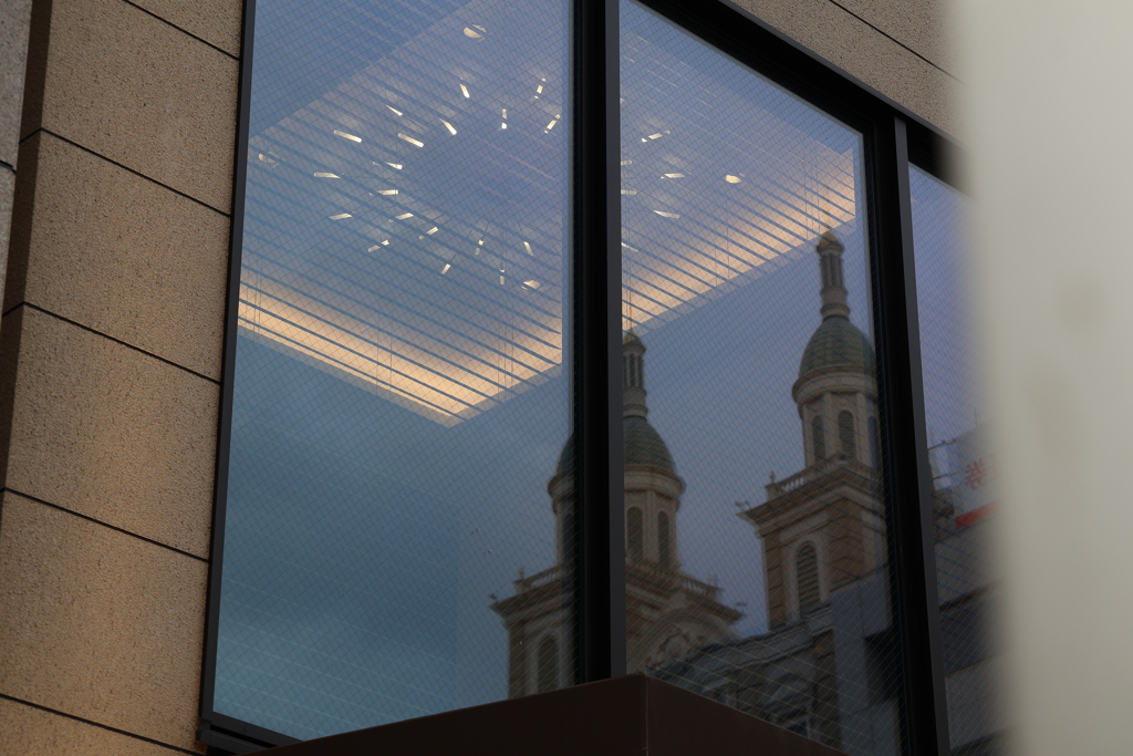 尖塔の見える窓