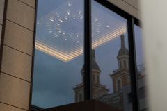 尖塔の見える窓