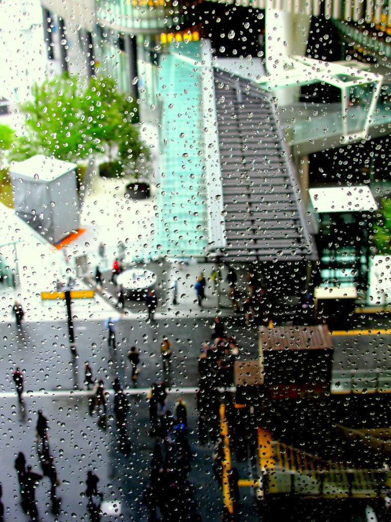 雨の向こうの街