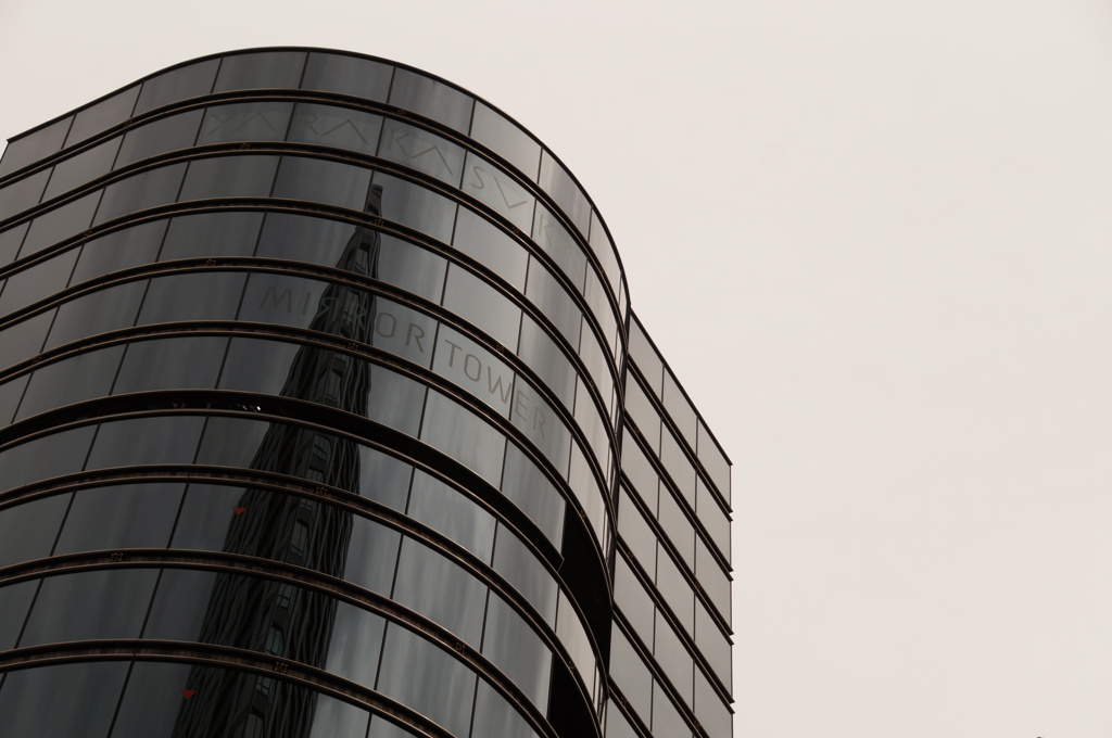 ビルを映すビル