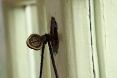 窓を開けないでください