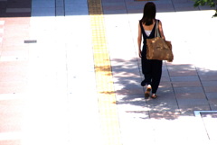 夏の駅へ続く道