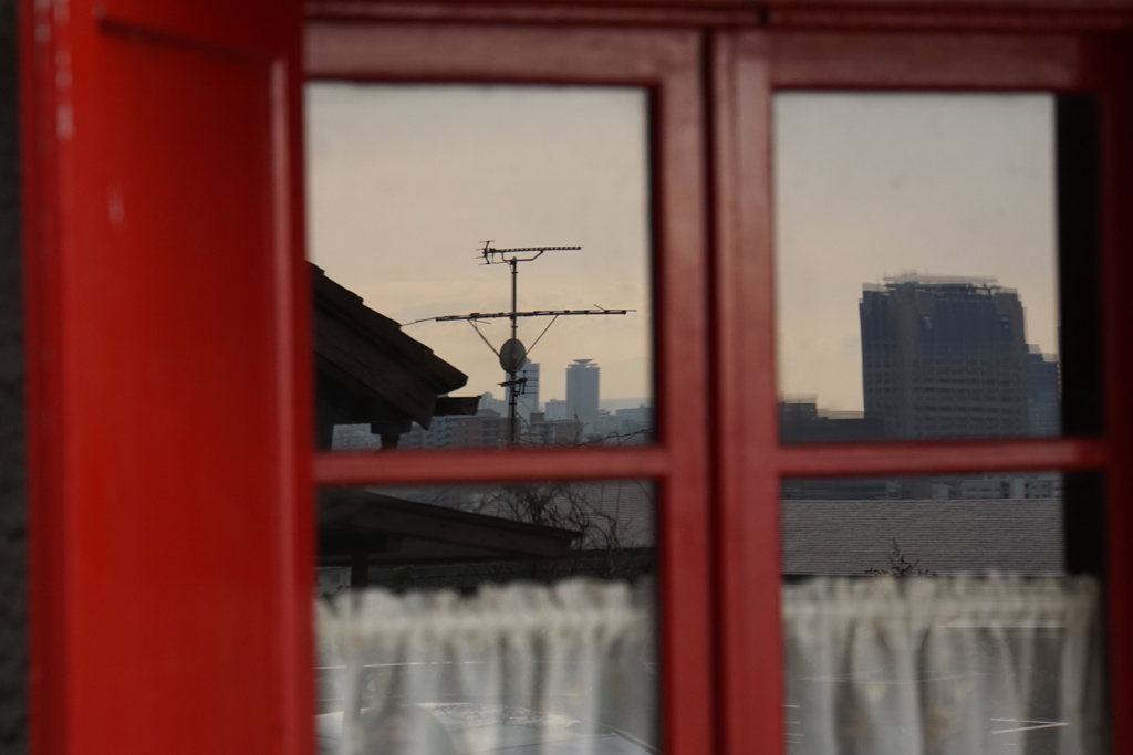 赤い窓枠の中の風景