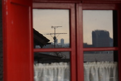 赤い窓枠の中の風景