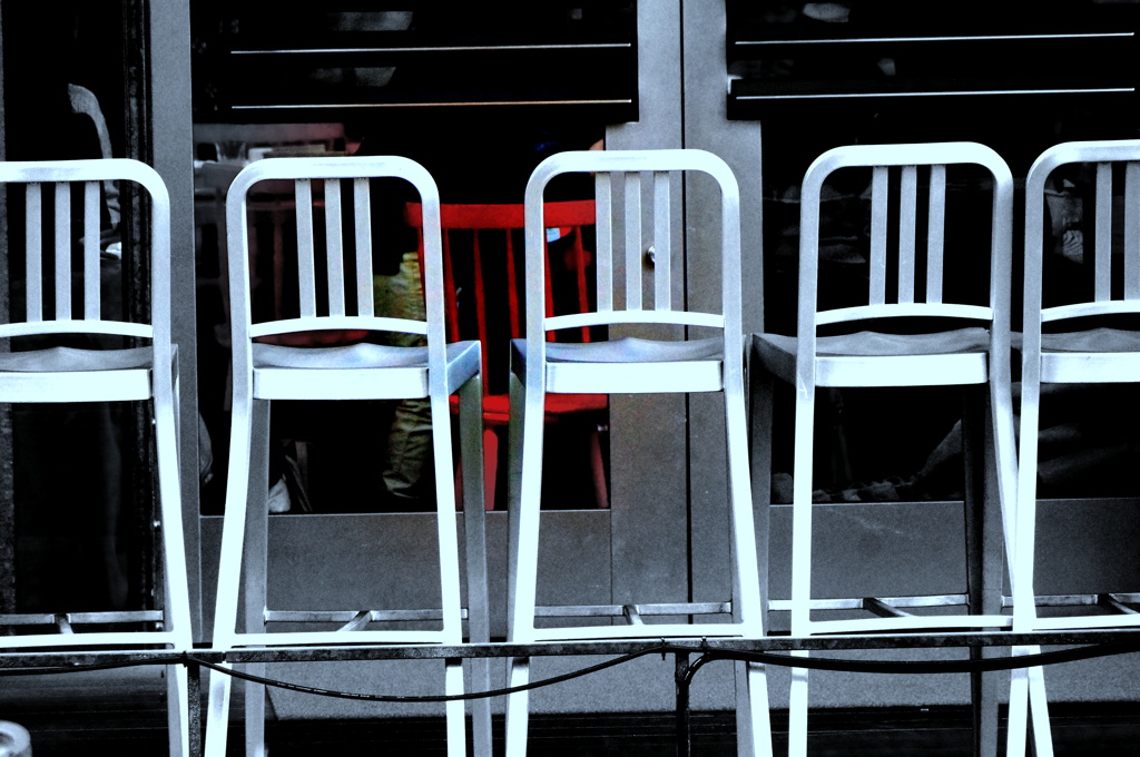 背を向けた椅子たち