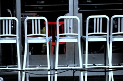 背を向けた椅子たち