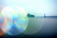 貨物船が通る海の午後