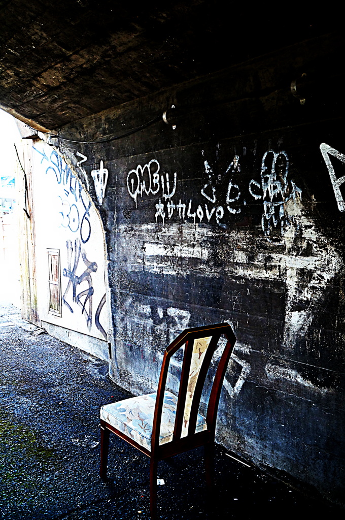 光が来る方向を示す矢印のある壁とそれを見るための椅子