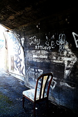 光が来る方向を示す矢印のある壁とそれを見るための椅子 光が来る方向を示す矢印のある壁とそれを見るための椅子