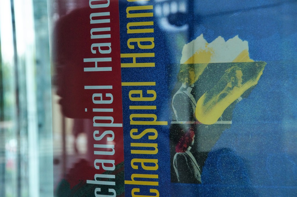 通りすがりの人影