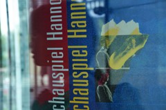 通りすがりの人影