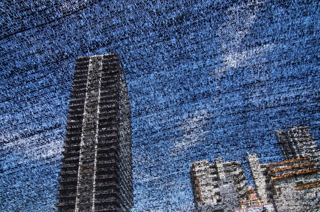 日よけネット越しの夏空