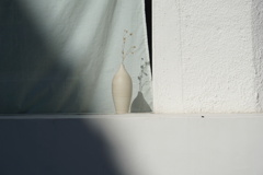 壁の斜光、窓辺の壺